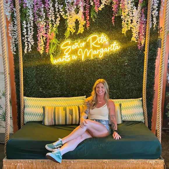 Meet your Posher, Amanda - Picture 2 of 7